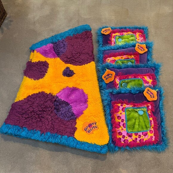 Groovy Girls 4-Piece Plush Room Rug and Pillow Set - Picture 12 of 12